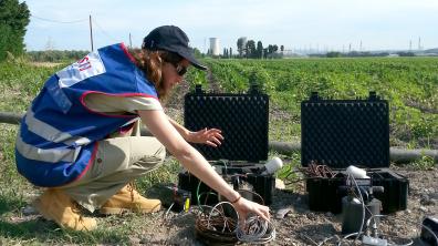 Céline Gélis, sismologue, met en place un test en parallèle de plusieurs capteurs sismiques. Ils serviront à mesurer le bruit sismique en réseau pour caractériser la vitesse des ondes sismiques dans le remplissage sédimentaire de la vallée du Rhône