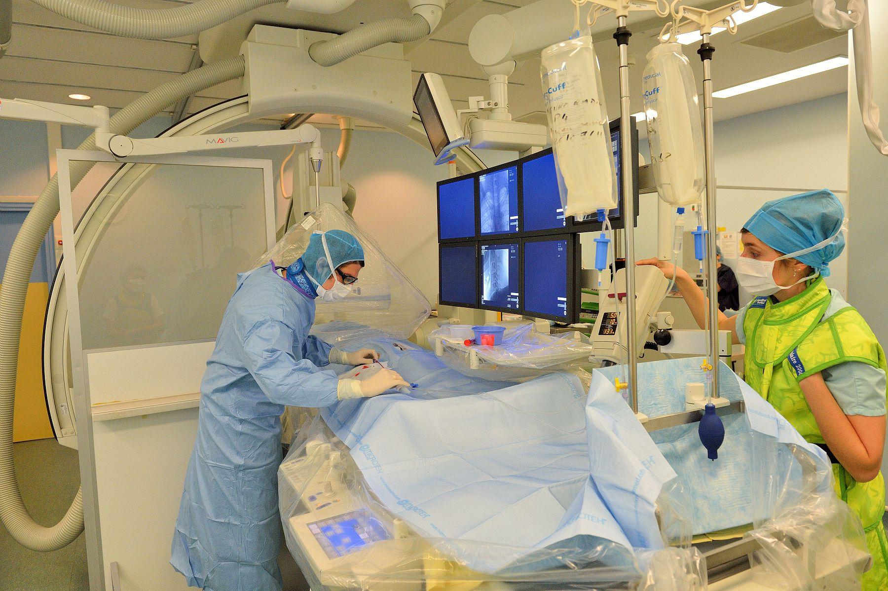 Frédéric Clarençon, neuroradiologue interventionnel à l’hôpital de la Pitié-Salpêtrière (Paris), en salle de neuroradiologie interventionnelle réalise une angiographie. Il est exposé aux rayonnements ionisants durant l’intervention.